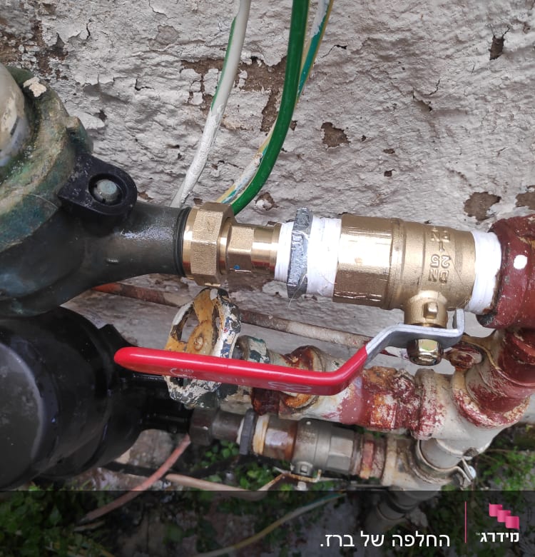 צנרת עם ברזים וכלי עבודה